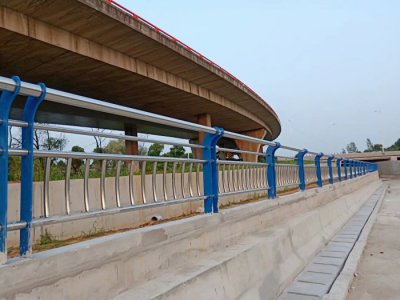 道路304鏡光不銹鋼復(fù)合管護欄